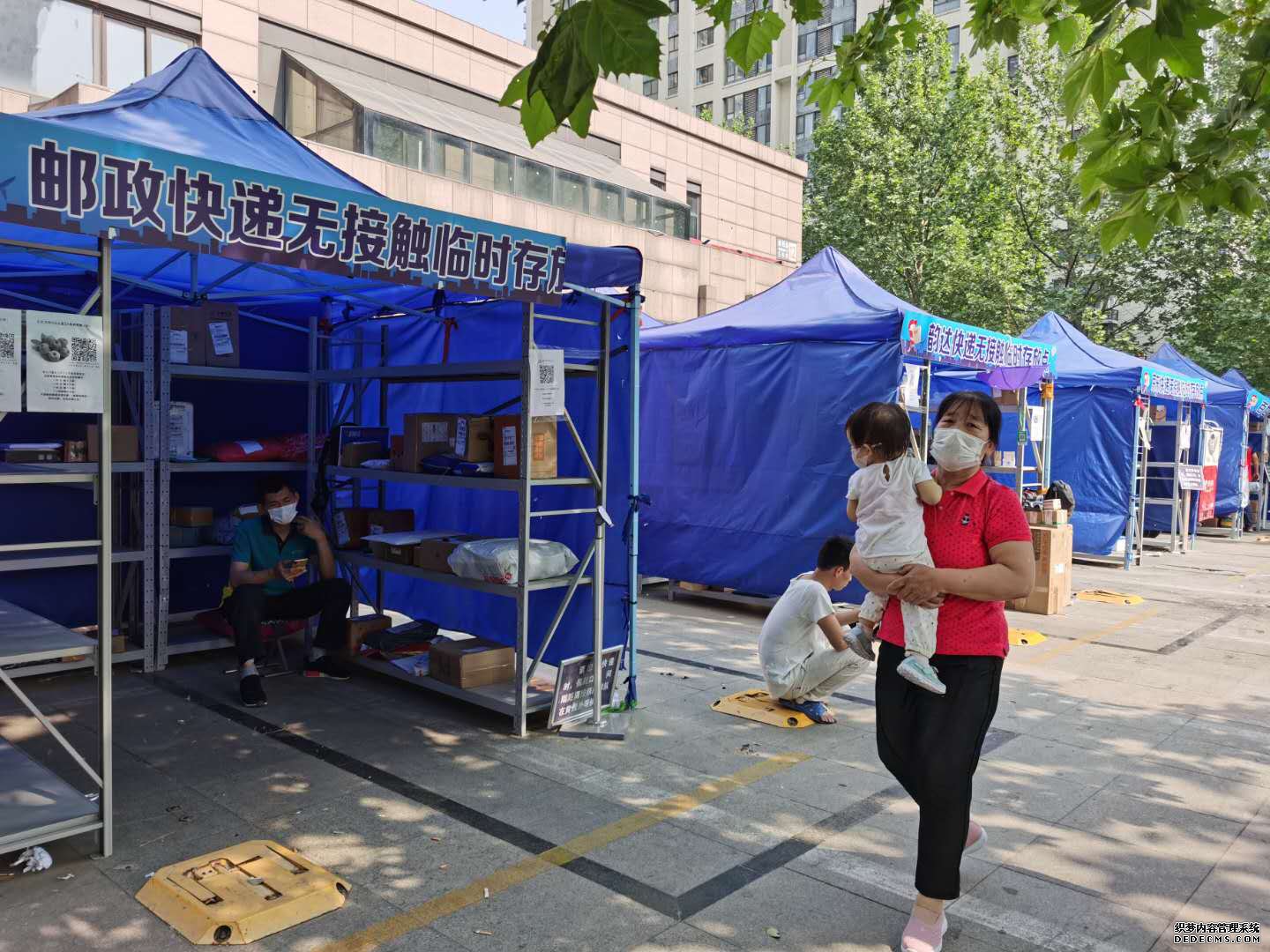 北京新天地外为快递员准备了专门的区域，在这里等候业主自己来取快件成了主要形式。摄影/新京报记者 陈琳