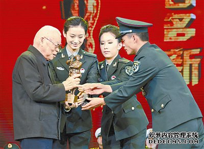 【单号网空包网单号空包】全军和武警部队“百名好班长新闻人物”颁奖仪式在北京中国剧院举行